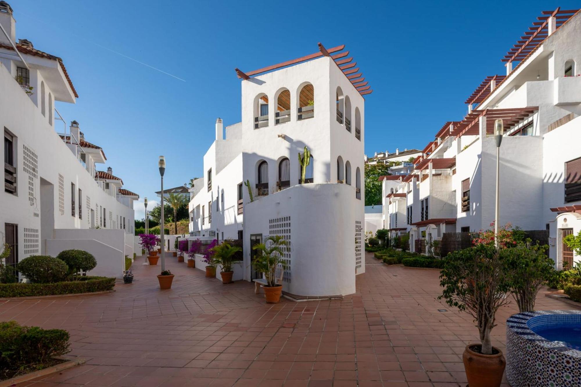 Apartment Charming 1-bedroom Walk To Puerto Banus! Marbella
